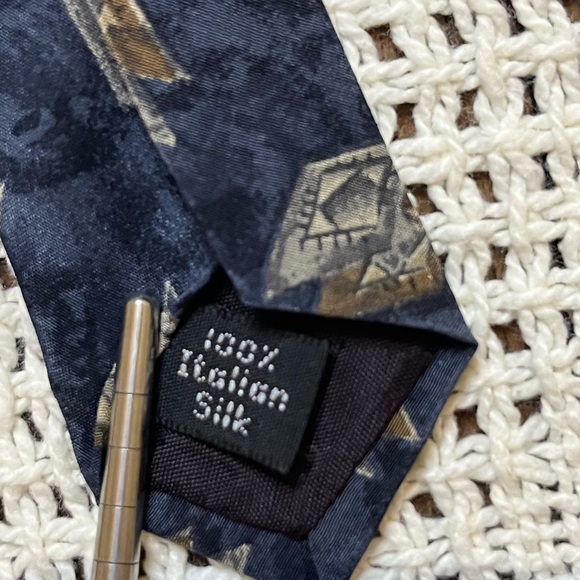 L’Homme Men’s 100% Silk Tie Navy Blue Geometric Diamond Print Classic - Picture 2 of 5